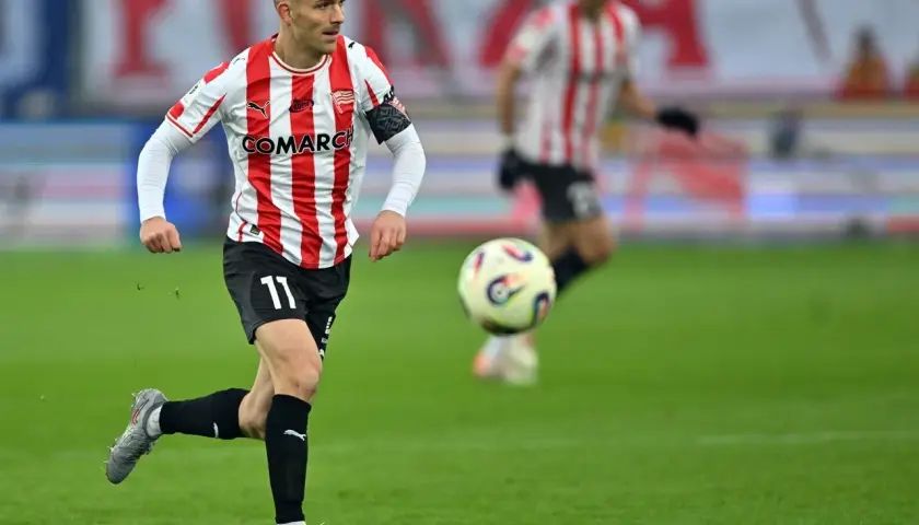 Piłkarz Rakowa Częstochowa z numerem 11 biegnie z piłką podczas meczu z Cracovią.
