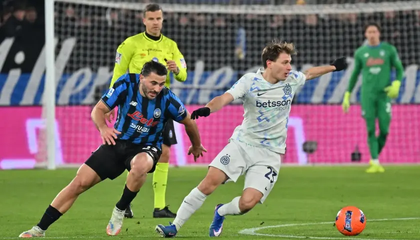 Piłkarze Interu i Atalanty walczą o piłkę. Sędzia obserwuje akcję. Mecz ważny dla rankingów Inter Mediolan – Atalanta.