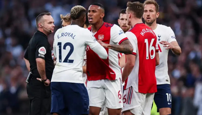 Piłkarze Arsenalu i Tottenhamu w gorącej dyskusji z sędzią. To właśnie jest esencja derbów, co to za emocje!