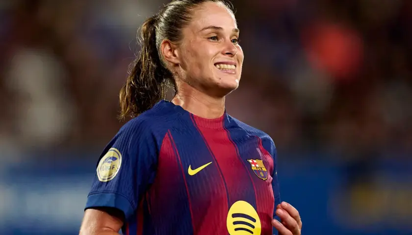 Piłkarka FC Barcelona z uśmiechem na twarzy, marząca o zdobyciu złotej piłki kobiet.