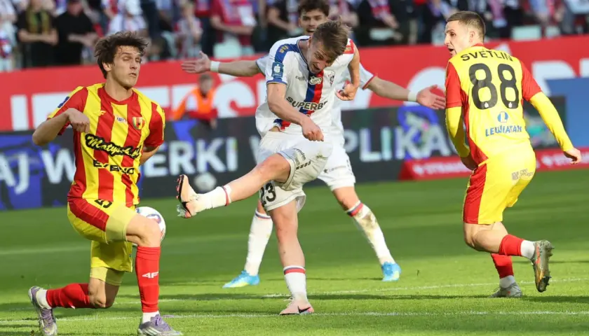 Piłkarze Górnika Zabrze i Korony Kielce walczą o piłkę na boisku. Emocjonujący mecz, który wpłynie na rankingi.