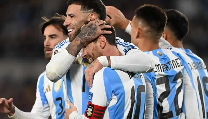 Piłkarze Argentyny świętują zwycięstwo nad Włochami. Messi i koledzy w biało-błękitnych koszulkach cieszą się z sukcesu.