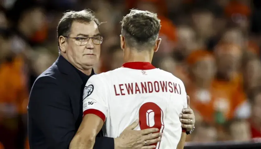 Trener obejmuje Roberta Lewandowskiego po meczu. To symboliczne wsparcie dla kapitana, który zawsze jest gotowy na powołania do kadry.