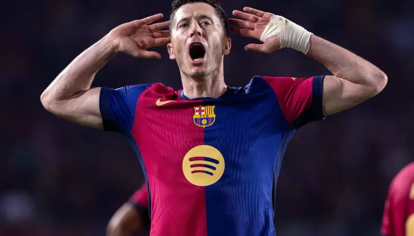 Robert Lewandowski, jeden z najlepszych strzelców Barcelony, świętuje bramkę.