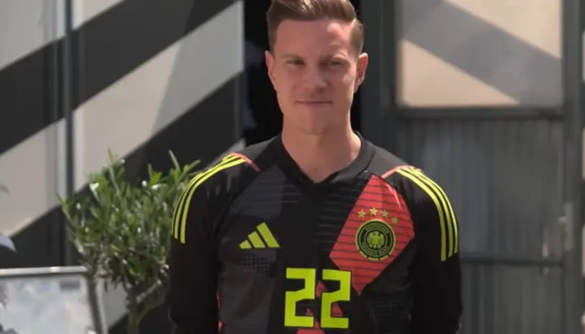 Marc-André ter Stegen w czarnej koszulce z numerem 22 i godłem Niemiec, gotowy do gry.