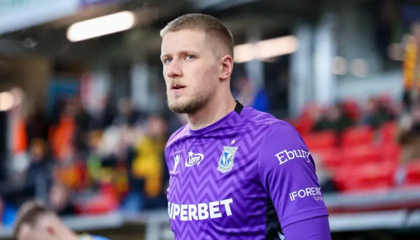 Bartosz Mrozek, bramkarz Lecha Poznań, w fioletowej koszulce z charakterystycznym wzorem.