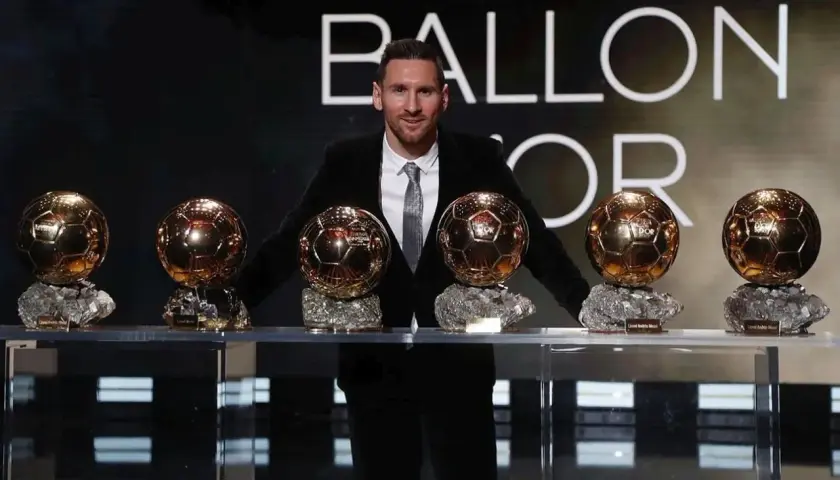 Lionel Messi z dumą prezentuje swoje liczne złote piłki. Ile złotych piłek ma Messi? Aż siedem!
