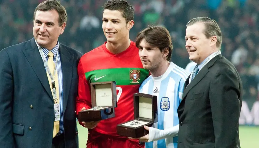 Ronaldo i Messi, dwaj giganci futbolu, odbierają nagrody. Ile goli ma Messi, a ile Ronaldo? To pytanie, które nurtuje fanów.