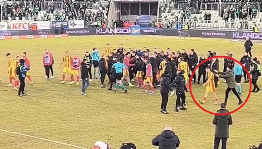 Piłkarze Radomiaka Radom i Korony Kielce w emocjonującym starciu. Sytuacja na boisku, która może wpłynąć na rankingi.