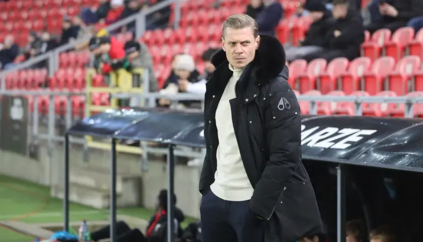 Trener GKS Tychy w zimowej kurtce, z uwagą obserwuje boisko. Czy to zapowiedź udanych gks tychy transfery?