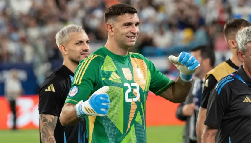 Bramkarz reprezentacji Argentyny w zielonej koszulce z numerem 23, z dumą pozuje na boisku.