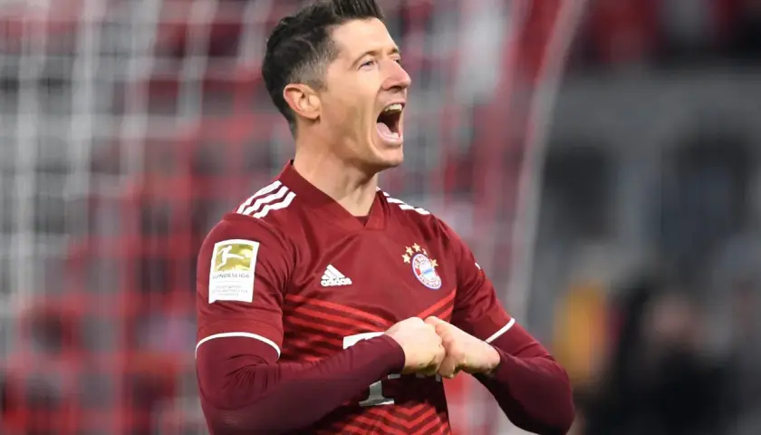 Robert Lewandowski w bordowej koszulce Bayernu świętuje bramkę. Jego okrzyk radości to prawdziwa cieszynka dla kibiców!