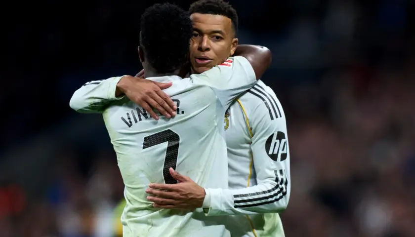 Dwóch piłkarzy Realu Madryt, Vinicius Jr. i Kylian Mbappé, przytulają się. Spekulacje o real madryt transfery trwają.