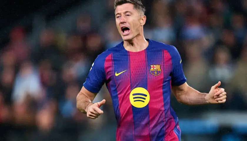 Robert Lewandowski w koszulce Barcelony, z gestem kciuka w górę. Czy to zapowiedź końca kariery?