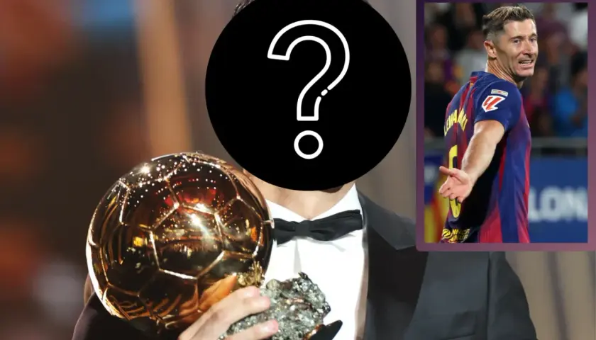 Kto zasłużył na Złotą Piłkę? Robert Lewandowski w garniturze z trofeum i w stroju FC Barcelony.