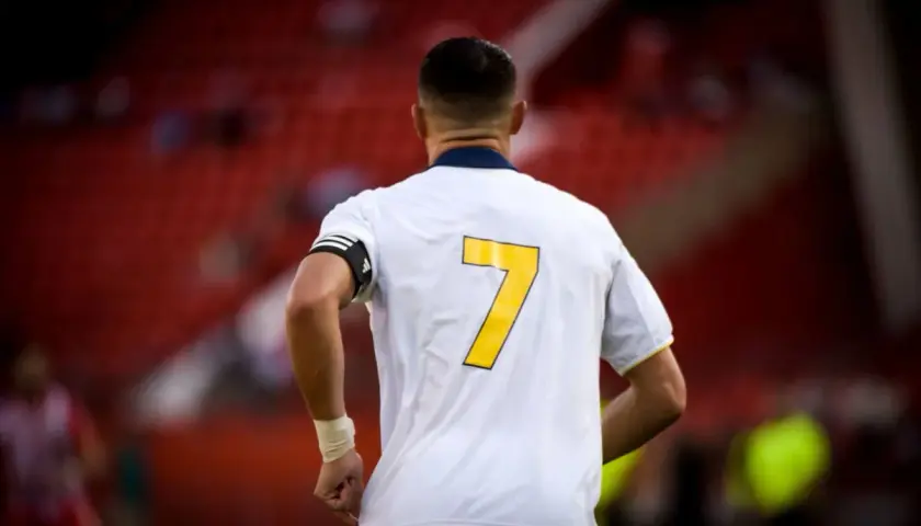Piłkarz z numerem 7 na plecach, przypominający o tym, w jakich klubach grał Ronaldo.