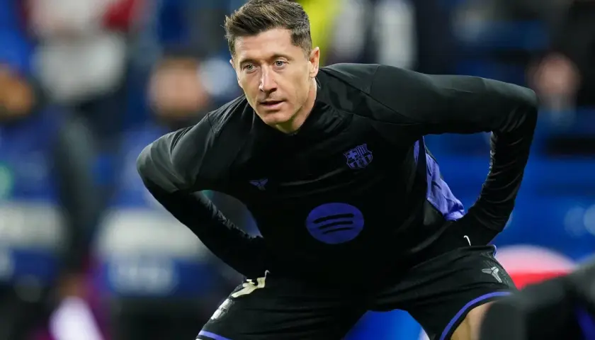 Robert Lewandowski w stroju FC Barcelona, symbolizujący udane fc barcelona transfery.