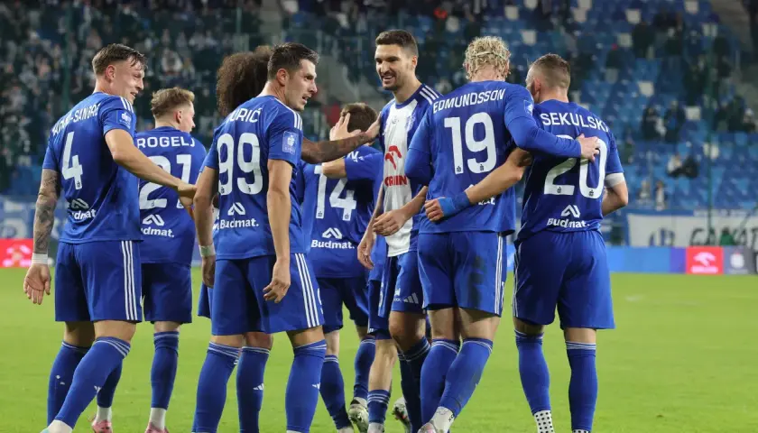 Piłkarze w niebieskich strojach świętują zwycięstwo. Widać numery 4, 99, 19, 20. To może być ważny mecz dla rankingów Bruk-Bet Termalica – Wisła Płock.