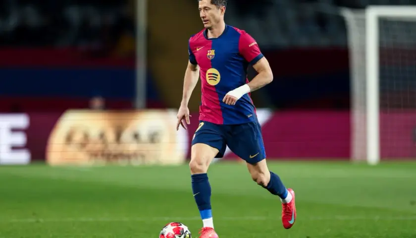 Robert Lewandowski, znany jako pichichi, w barwach Barcelony prowadzi piłkę na boisku.