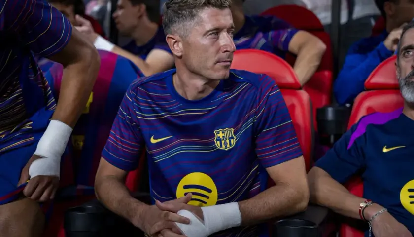 Robert Lewandowski w stroju Barcelony, z bandażem na dłoni, czeka na swoją szansę w dzisiejszym meczu.