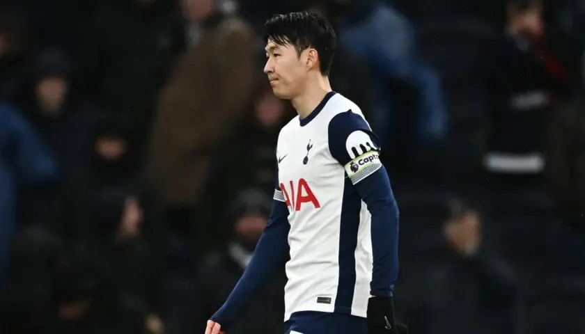 Son, kapitan Tottenhamu, w białej koszulce z granatowymi rękawami, gdzie gra Son.