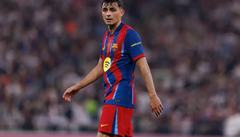 Piłkarz FC Barcelona, Pedri, w czerwono-niebieskim stroju, zaniepokojony po kontuzji.