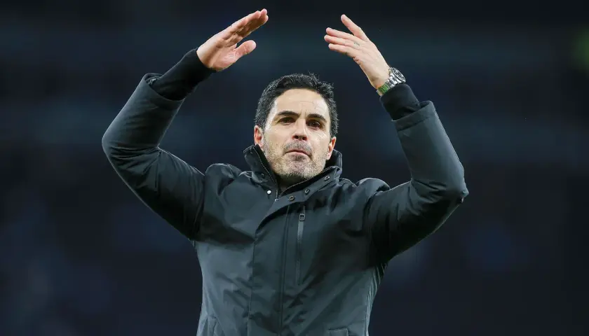 Trener Arsenalu, Mikel Arteta, z uniesionymi rękami, dziękuje kibicom po meczu.