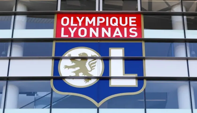 Herb Olympique Lyonnais na fasadzie stadionu. Składy: Olympique Lyon – OGC Nice.