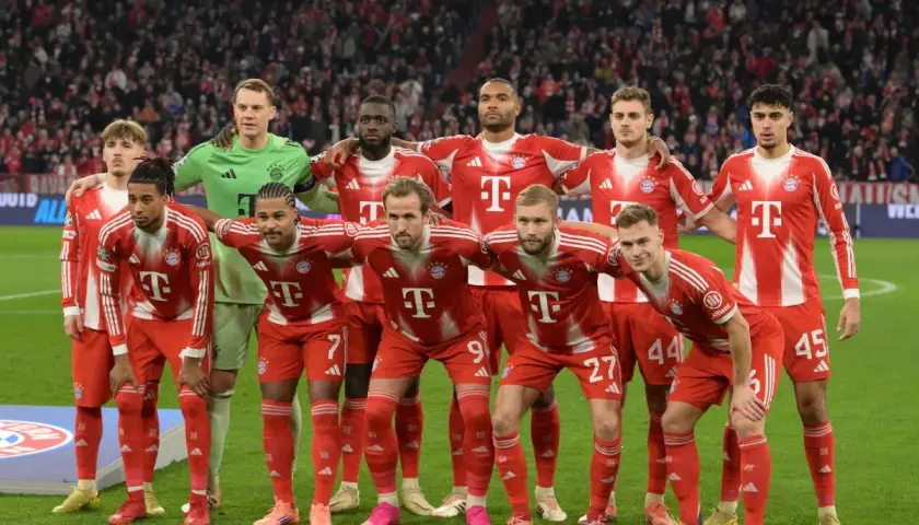 Drużyna Bayernu Monachium w czerwonych strojach, gotowa do gry. Fani spekulują o przyszłych bayern monachium transfery.
