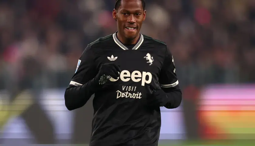 Piłkarz Juventusu w czarnej koszulce z logo Jeep i napisem "Visit Detroit" podczas meczu Juventus – Sassuolo.