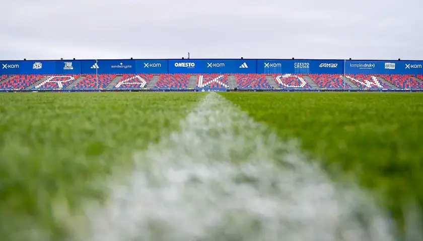 Pusta trybuna stadionu Rakowa Częstochowa, gdzie Michał Świerczewski majątek zainwestował w rozwój klubu.