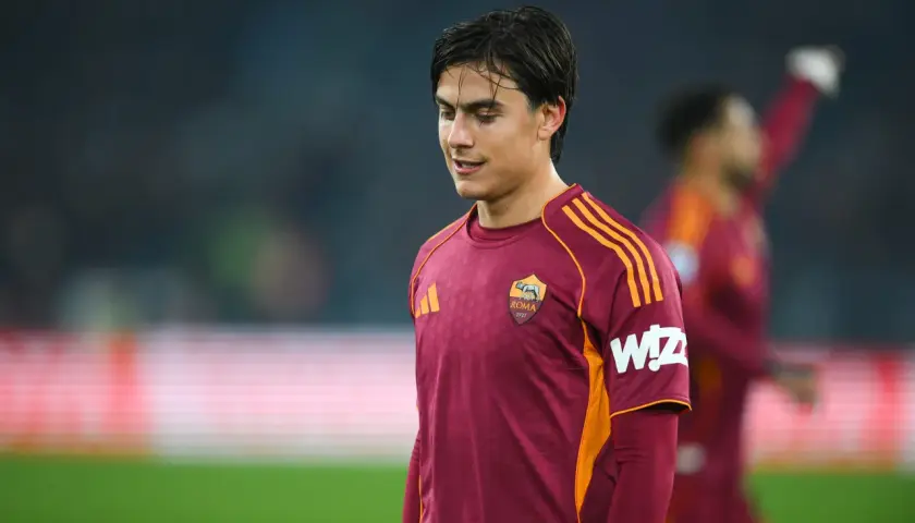 Piłkarz AS Roma w bordowej koszulce z pomarańczowymi pasami, gotowy do meczu składy: as roma – atalanta.