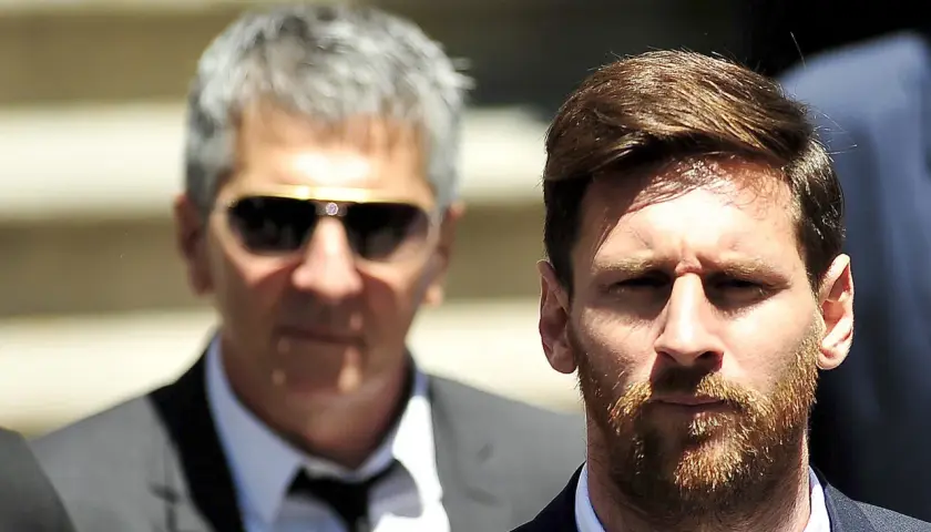 Jorge Messi, ojciec Leo Messiego, w okularach przeciwsłonecznych obok syna.