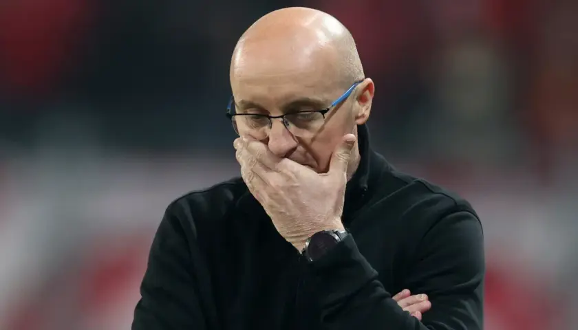 Nowy trener Widzewa w zamyśleniu.