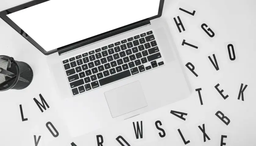 Wielka zmienna typografia zamiast ciężkich grafik w tle