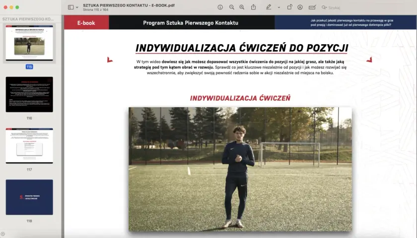 Młody piłkarz na boisku, gotowy do treningu. Wideo omawia indywidualizację ćwiczeń, by poprawić drybling i pewność siebie na boisku.