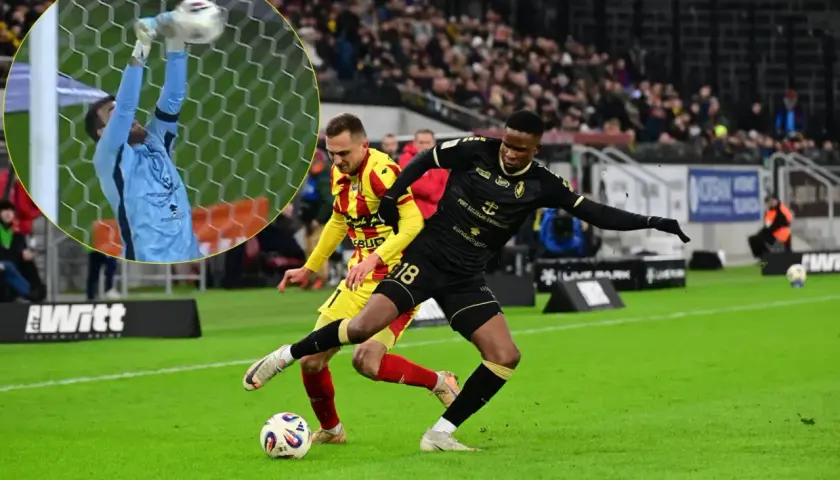 Intensywny przebieg: Pogoń Szczecin – Korona Kielce. Piłkarze walczą o piłkę, a bramkarz łapie strzał.