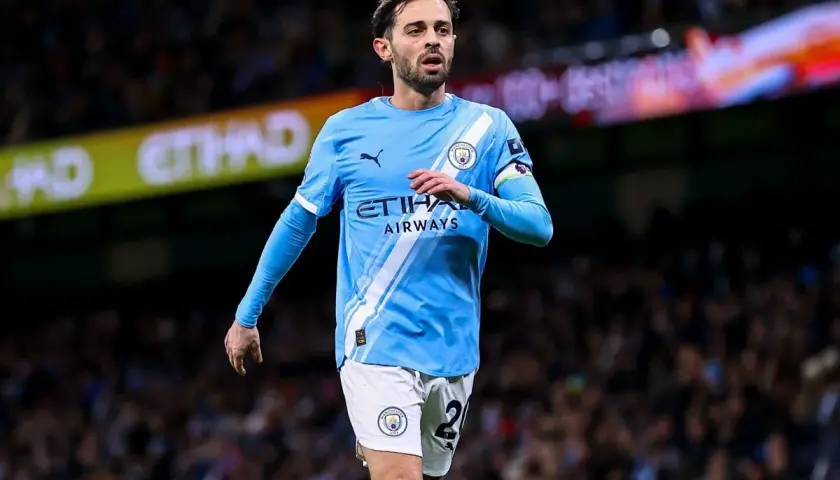 Bernardo Silva w błękitnej koszulce Manchesteru City, gotowy na kolejne mecze. Fani spekulują o przyszłości zawodnika i kolejnych manchester city transfery.