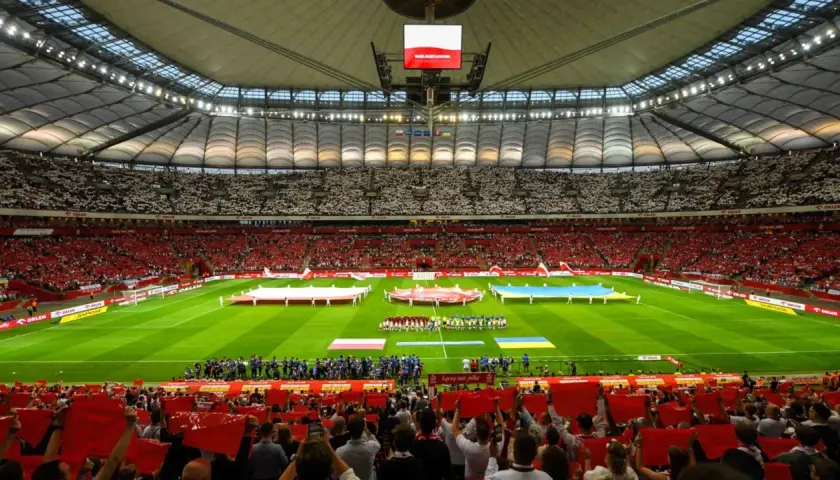 Stadion Narodowy, gdzie mieści się ponad 58 tysięcy widzów, wypełniony po brzegi kibicami.
