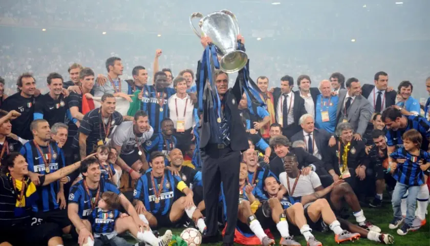 Piłkarze Interu Mediolan z pucharem Ligi Mistrzów, José Mourinho na czele.