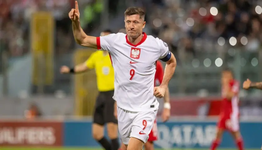 Robert Lewandowski, jeden z najbardziej znanych piłkarzy, świętuje bramkę w meczu reprezentacji Polski.