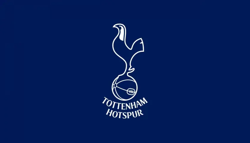 Herb Tottenham Hotspur z kogutem i piłką. To symbol, który zna każdy fan, gdy myśli o tottenham składzie.