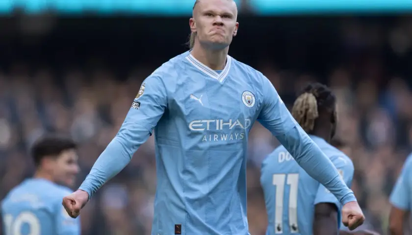 Erling Haaland, najdroższy piłkarz świata, w błękitnej koszulce Manchesteru City, świętuje bramkę.