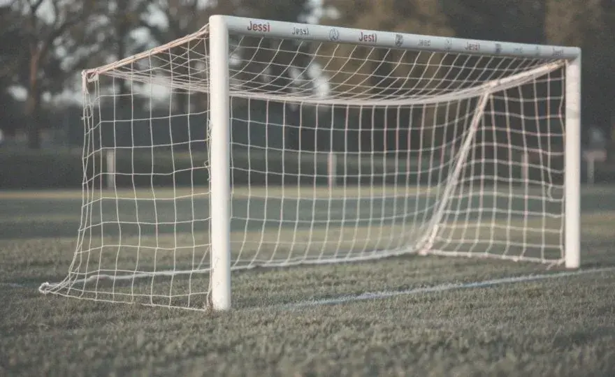 Wymiary bramki do piłki nożnej: Od FIFA po Orlika pełny przewodnik