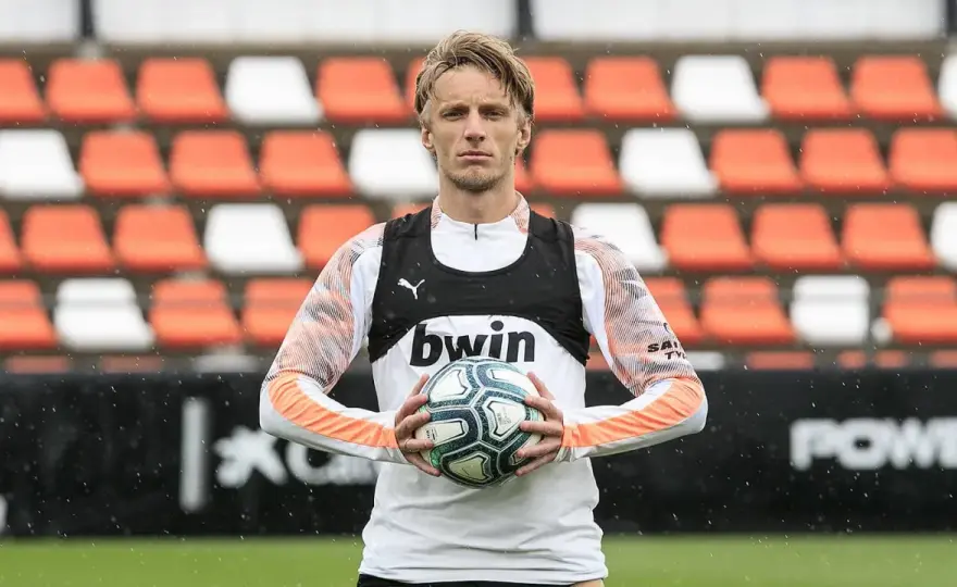 Daniel Wass - Jak wszechstronność stała się jego największym atutem?