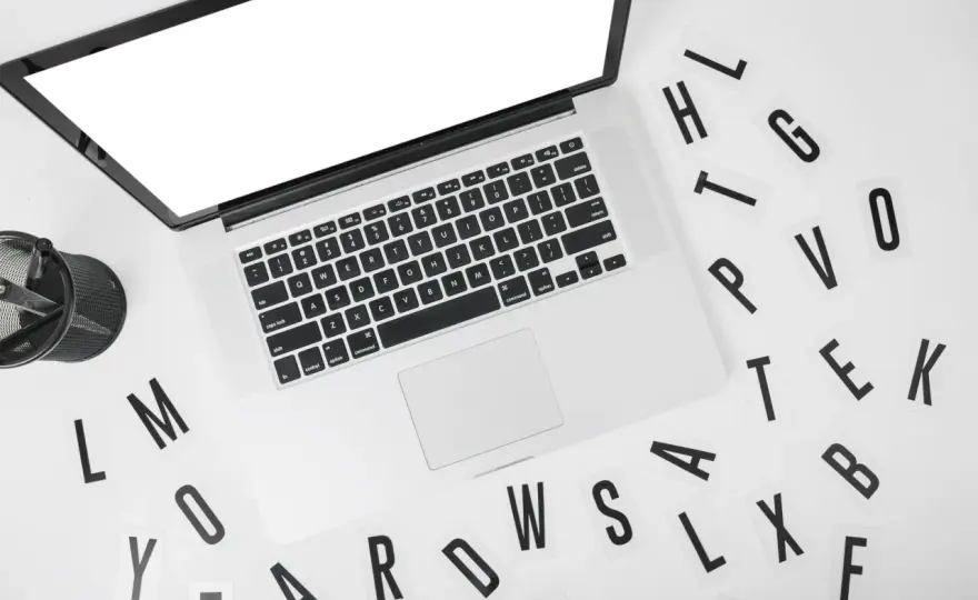 Wielka zmienna typografia zamiast ciężkich grafik w tle