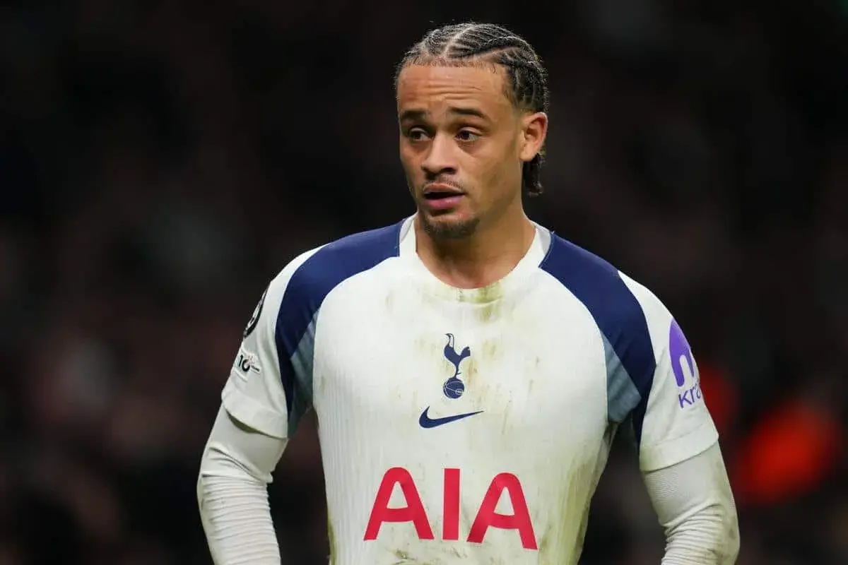 Piłkarz Tottenhamu z charakterystyczną fryzurą, w białej koszulce z logo AIA. Czy to zapowiedź kolejnych udanych tottenham transfery?