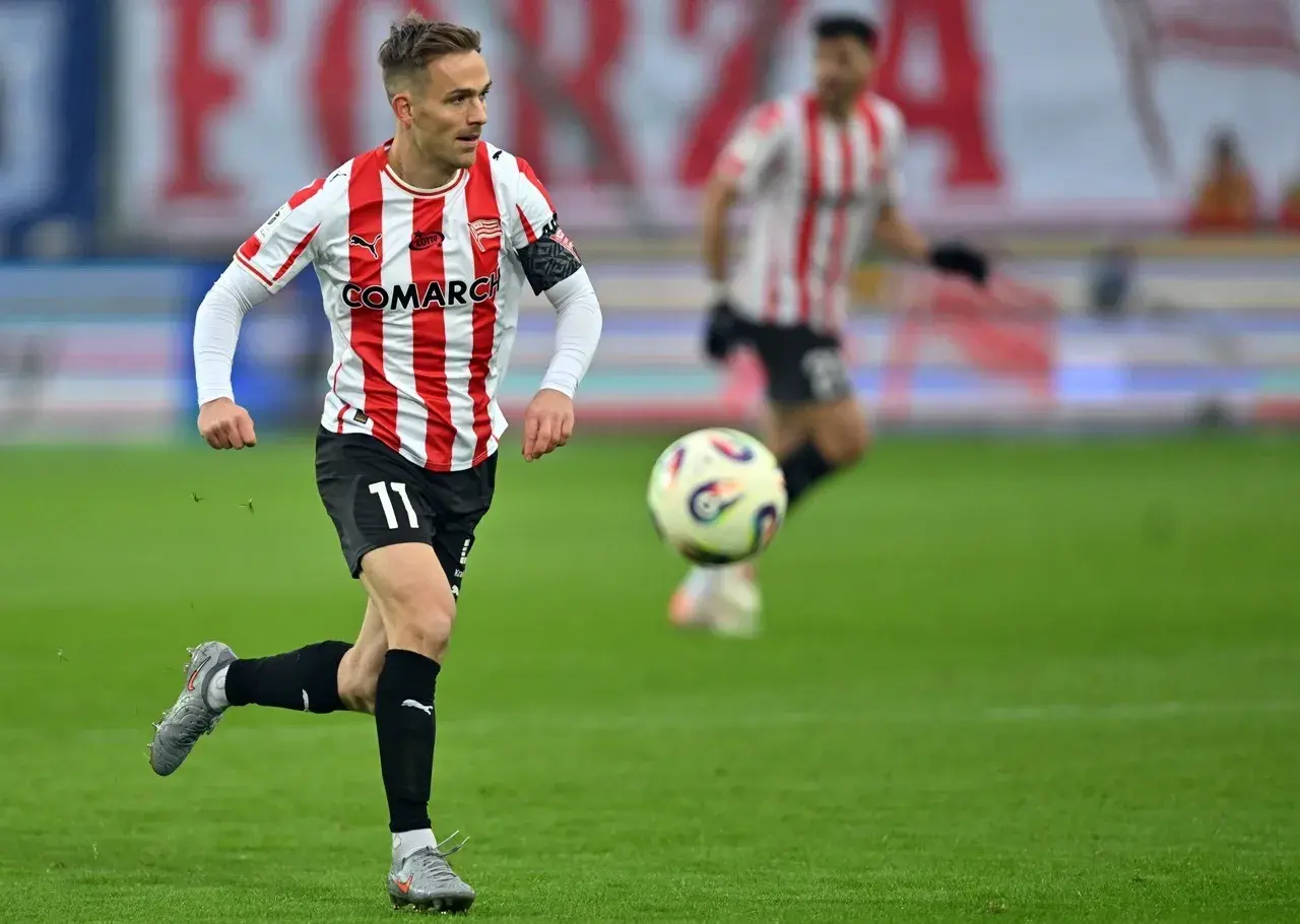 Piłkarz Rakowa Częstochowa z numerem 11 biegnie z piłką podczas meczu z Cracovią.