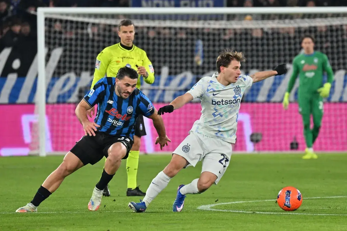 Piłkarze Interu i Atalanty walczą o piłkę. Sędzia obserwuje akcję. Mecz ważny dla rankingów Inter Mediolan – Atalanta.