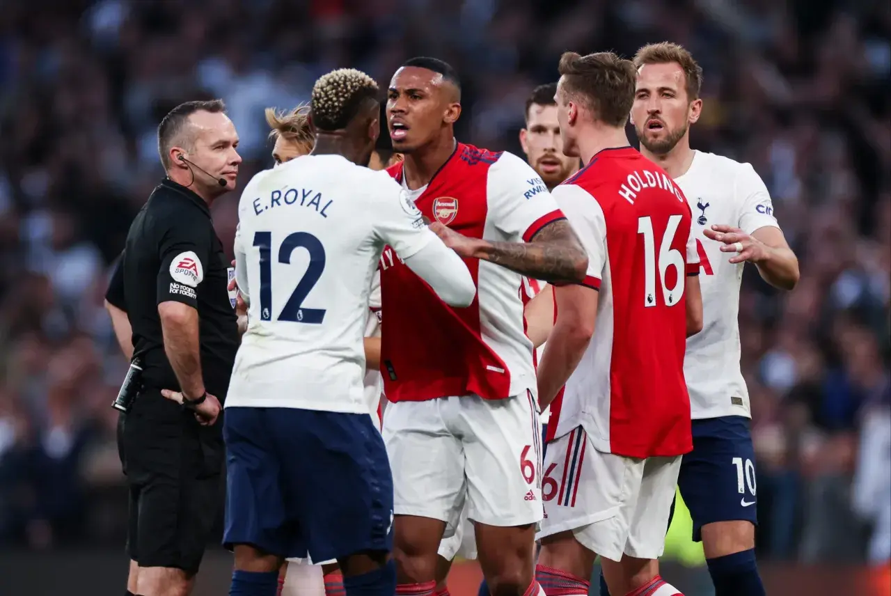 Piłkarze Arsenalu i Tottenhamu w gorącej dyskusji z sędzią. To właśnie jest esencja derbów, co to za emocje!